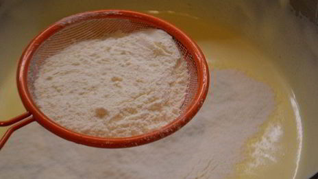 бисквитный рулет с манго и сметанным кремом