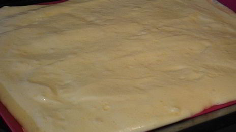 бисквитный рулет с манго и сметанным кремом