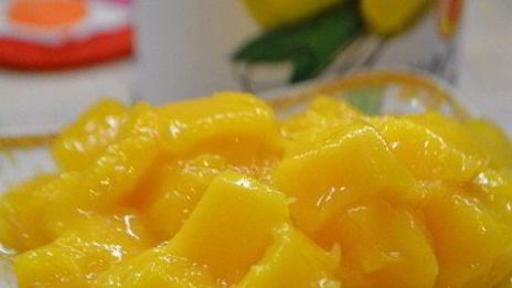 бисквитный рулет с манго и сметанным кремом