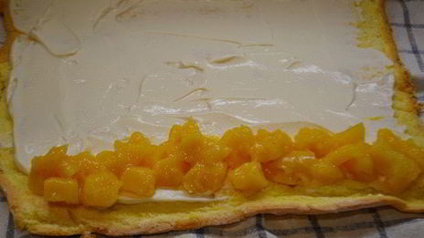 бисквитный рулет с манго и сметанным кремом