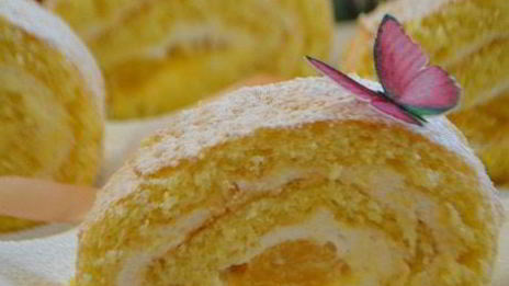 бисквитный рулет с манго и сметанным кремом