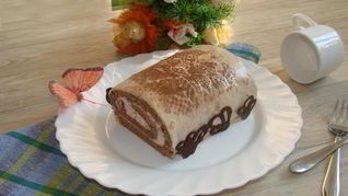 Бисквитный шоколадный рулет со сливочным кремом, ежевикой и клубникой