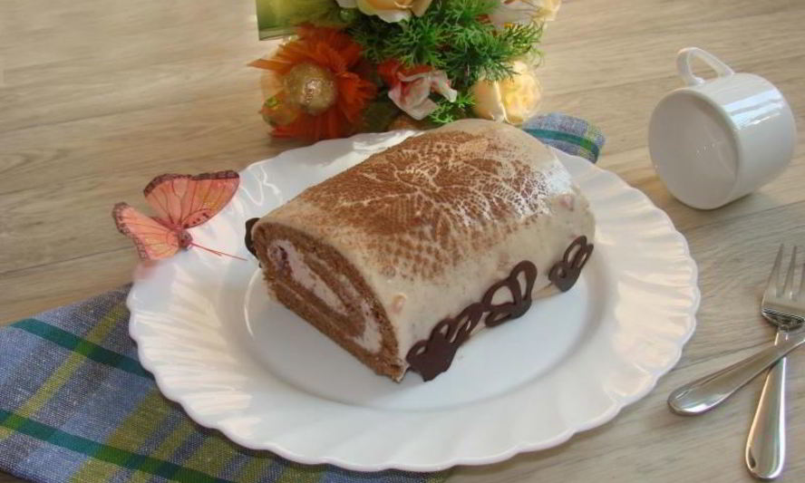 Рецепт бисквитный шоколадный рулет со сливочным кремом, ежевикой и клубникой
