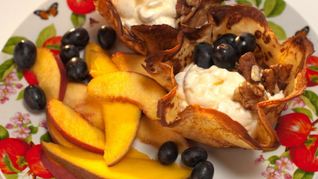 Блинные корзиночки с кремом и фруктами фламбе