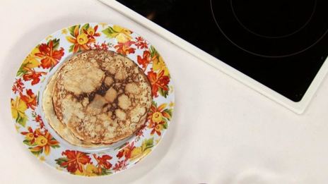 блинные корзиночки с кремом и фруктами фламбе