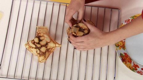 блинные корзиночки с кремом и фруктами фламбе