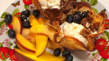 блинные корзиночки с кремом и фруктами фламбе