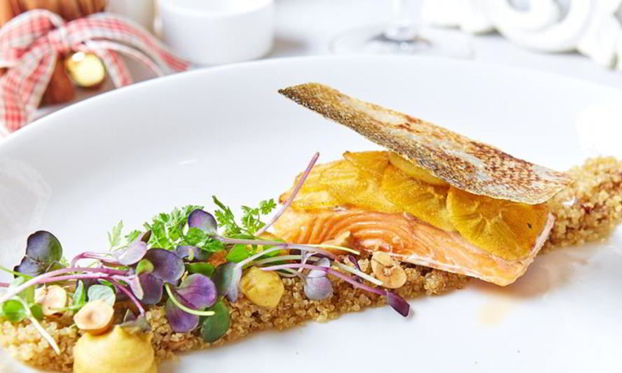 Рецепт кижуч с жареным киноа, белыми грибами и кремом из хурмы