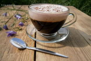 Кофе с белково-клубничным кремом