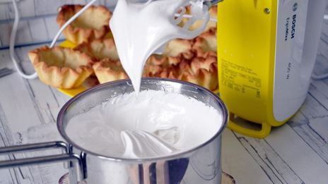 корзиночки с белковым кремом песочные