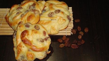 ленивые булочки с заварным кремом и изюмом