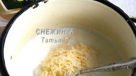 мильфей с креветками, сыром джюгас и кремом из авокадо