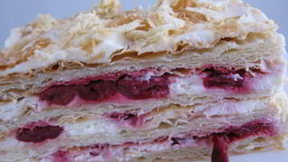 Мильфей с вишнями и сливочным кремом