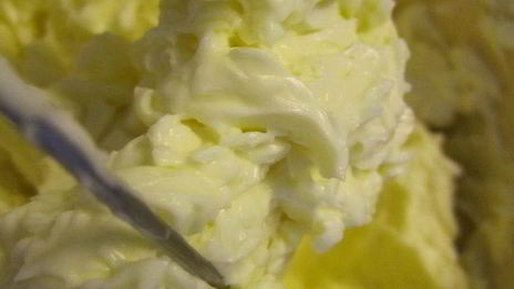 необыкновенно нежный бисквитный рулет с молочно-масляным кремом