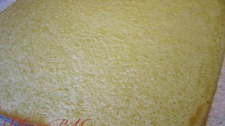 необыкновенно нежный бисквитный рулет с молочно-масляным кремом