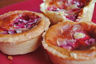 Песочные корзиночки с кремом и малиной