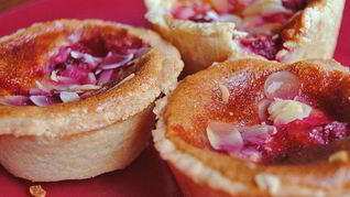 Песочные корзиночки с кремом и малиной