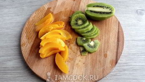 шоколадные корзинки с кремом и фруктами