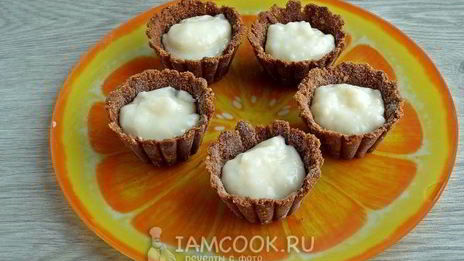 шоколадные корзинки с кремом и фруктами