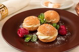 Шу с заварным и малиновым кремом