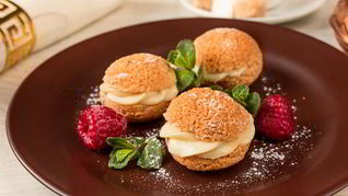 Шу с заварным и малиновым кремом