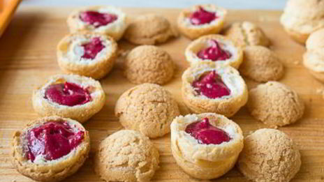 шу с заварным и малиновым кремом