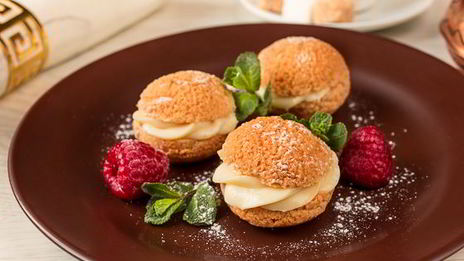 шу с заварным и малиновым кремом