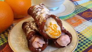 Сицилийские канноли с рикоттой и сливочно-клубничным кремом