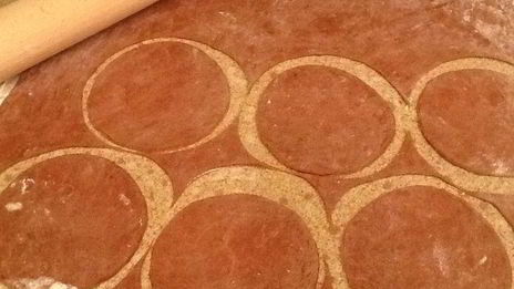 сицилийские канноли с рикоттой и сливочно-клубничным кремом