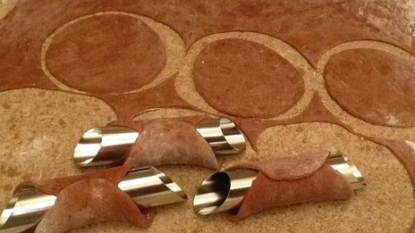 сицилийские канноли с рикоттой и сливочно-клубничным кремом