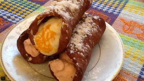 сицилийские канноли с рикоттой и сливочно-клубничным кремом