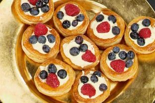 Слоеные корзиночки с кремом и ягодами