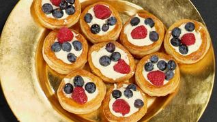 Слоеные корзиночки с кремом и ягодами