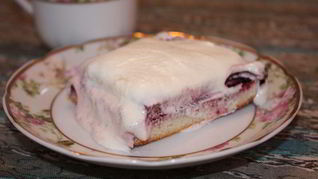 Тонкие бисквитные коржи с жимолостью и сливочным кремом