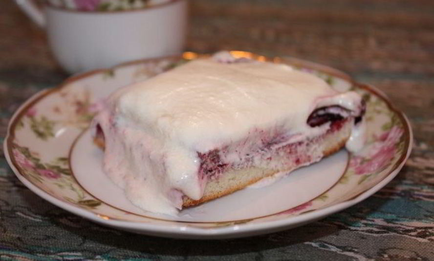 Рецепт тонкие бисквитные коржи с жимолостью и сливочным кремом