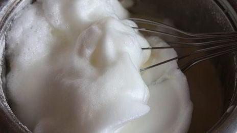 тонкие бисквитные коржи с жимолостью и сливочным кремом