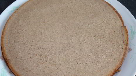 тонкие бисквитные коржи с жимолостью и сливочным кремом