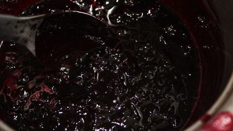 тонкие бисквитные коржи с жимолостью и сливочным кремом