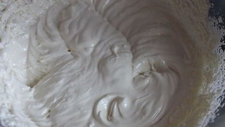 тонкие бисквитные коржи с жимолостью и сливочным кремом