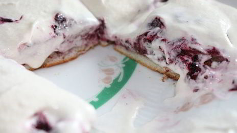 тонкие бисквитные коржи с жимолостью и сливочным кремом