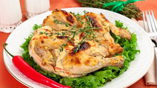 Цыпленок, запеченный под кремом из Филадельфии, чеснока, перца и тимьяна