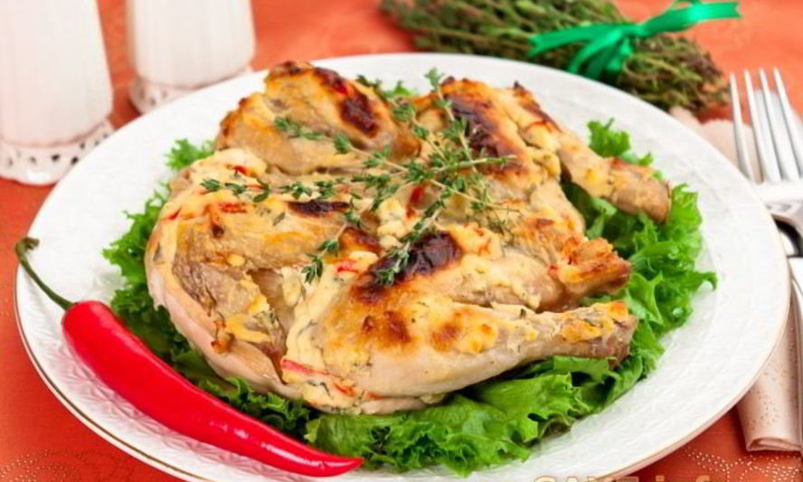 Рецепт цыпленок, запеченный под кремом из филадельфии, чеснока, перца и тимьяна