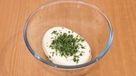 цыпленок, запеченный под кремом из филадельфии, чеснока, перца и тимьяна