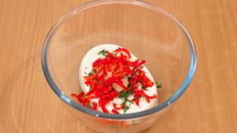 цыпленок, запеченный под кремом из филадельфии, чеснока, перца и тимьяна