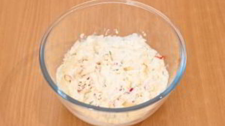 цыпленок, запеченный под кремом из филадельфии, чеснока, перца и тимьяна