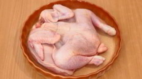 цыпленок, запеченный под кремом из филадельфии, чеснока, перца и тимьяна