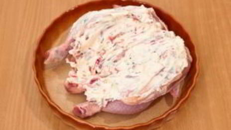 цыпленок, запеченный под кремом из филадельфии, чеснока, перца и тимьяна