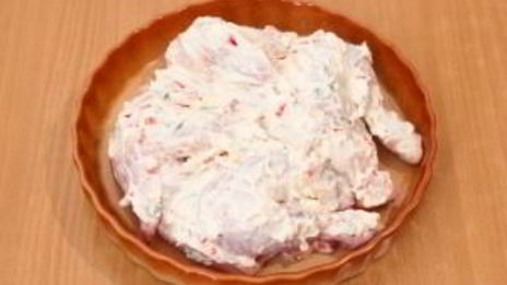 цыпленок, запеченный под кремом из филадельфии, чеснока, перца и тимьяна