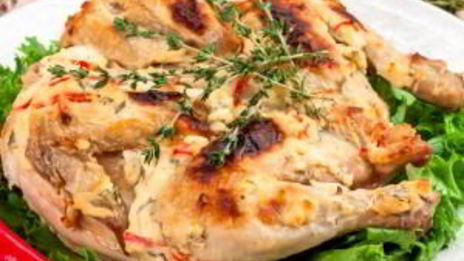 цыпленок, запеченный под кремом из филадельфии, чеснока, перца и тимьяна