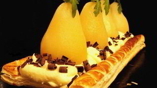 Винные груши с кремом Муслин на слоеном тесте